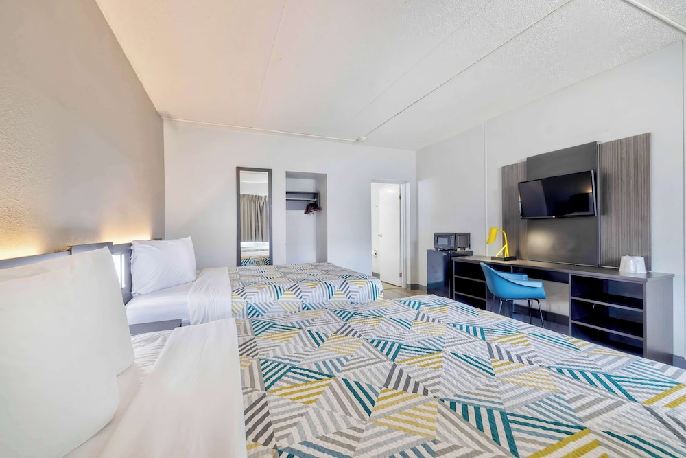 Deluxe Room, 2 Double Beds, Non Smoking, Refrigerator & Microwave photo 3