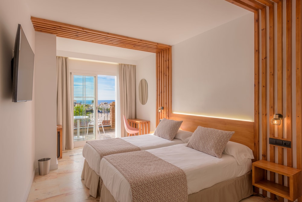 Deluxe Double Room, Terrace, Pool View