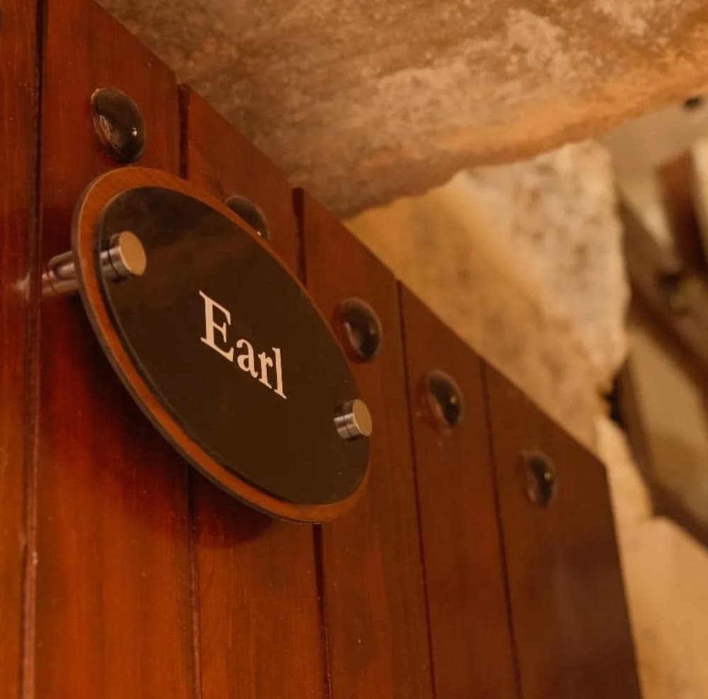 Earl Room photo 2