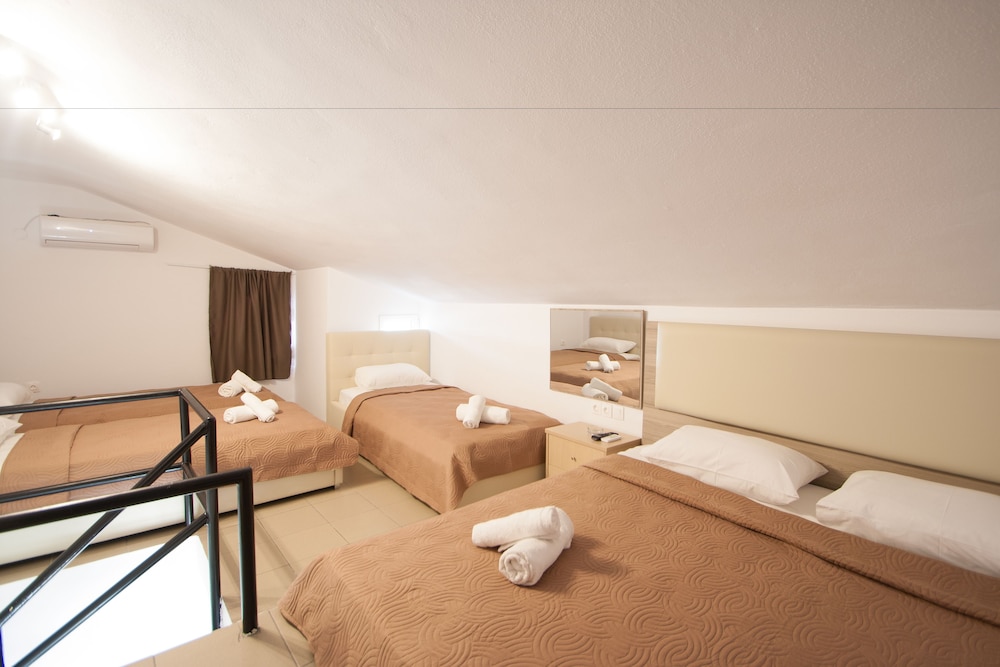 Sextuple Room (Split Level)