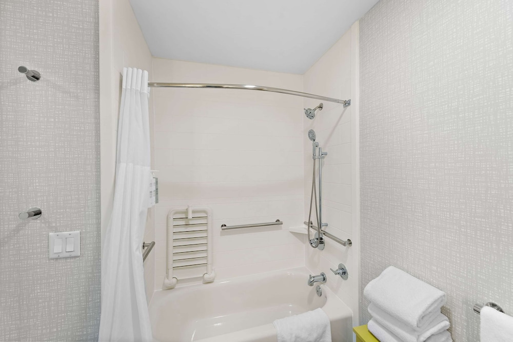 Room, 2 Queen Beds, Accessible Tub - Photo 3