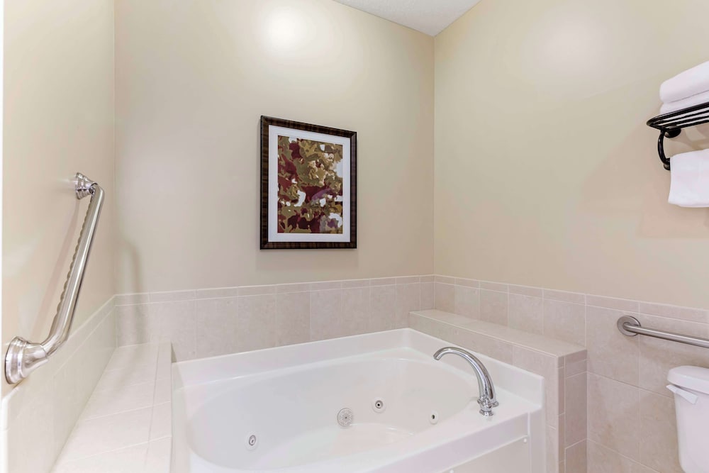 Suite, 2 Queen Beds, Non Smoking, Jetted Tub (with Sofabed) photo 3