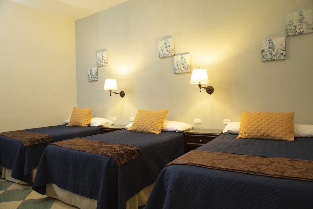 Triple Room with Shared Bathroom (3 Full Beds) photo 1