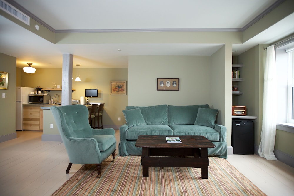 Extended Stay Suite, 1 King Bed, Refrigerator & Microwave
