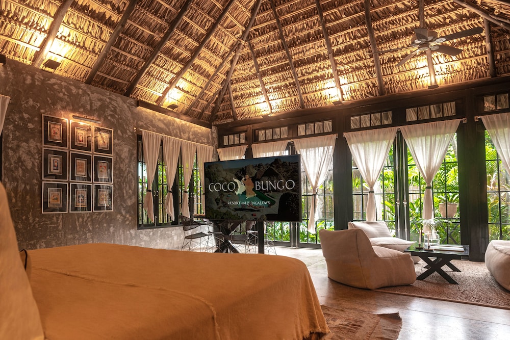 Bungalow Luxe, 1 très grand lit, accès piscine, en bord de plage