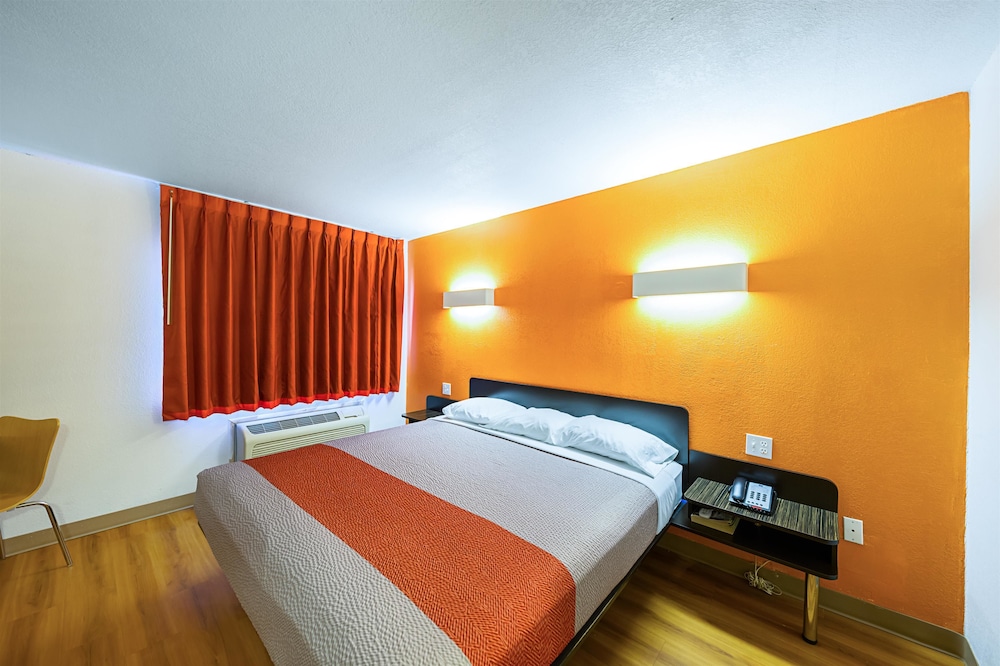 Deluxe Suite, 1 King Bed, Accessible, Smoking photo 2