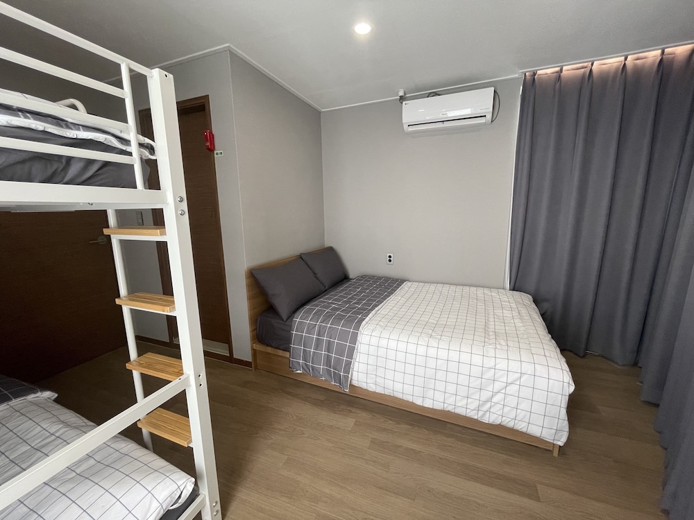 Economy Quadruple Room (non-Korean nationals only), photo 6