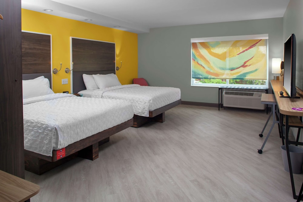 Room, 2 Queen Beds, Accessible, Bathtub photo 1