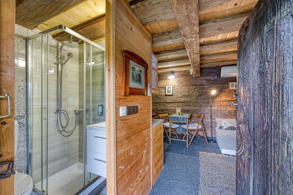 Family Chalet, Multiple Bedrooms (Sweet Dream Cottage) photo 2