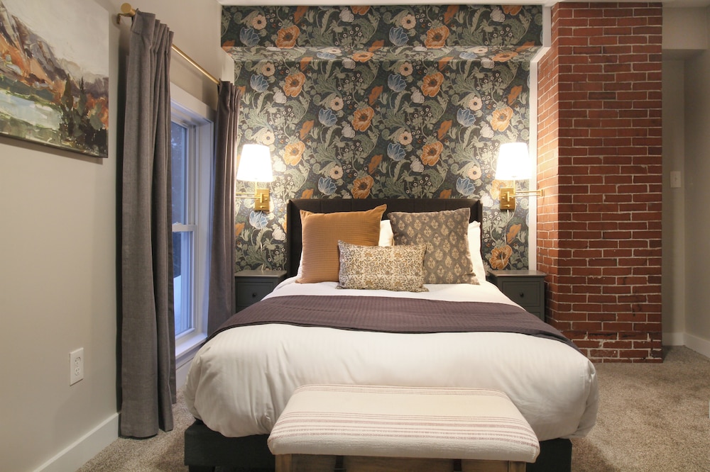 Suite, 1 King Bed - Photo 5