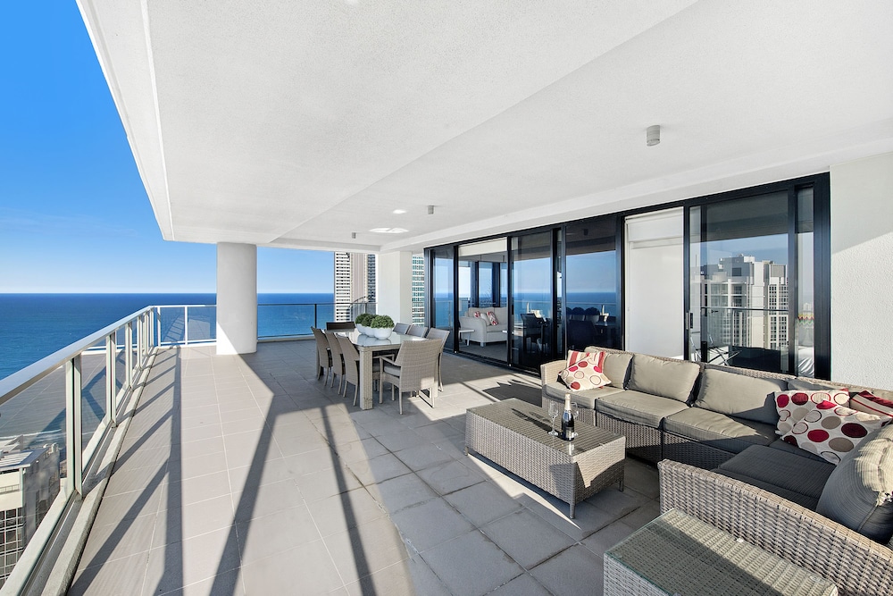 City Apartment, 3 Bedrooms, 2 Bathrooms, City View photo 2
