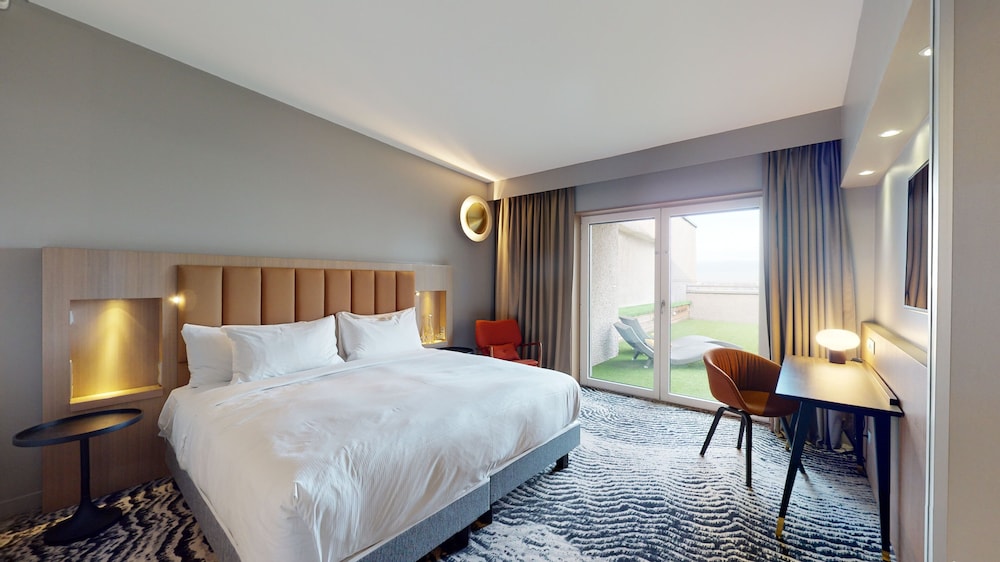 Suite, 1 King Bed, Terrace - Photo 9