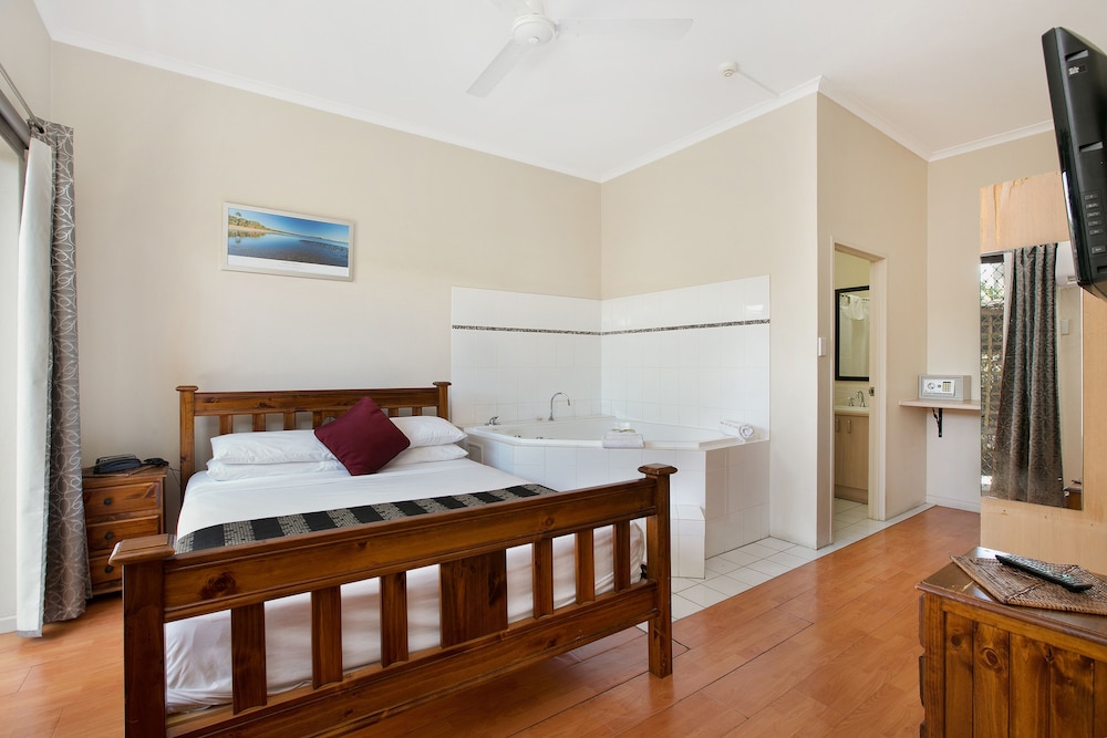 Suite, 1 Queen Bed, Jetted Tub photo 1