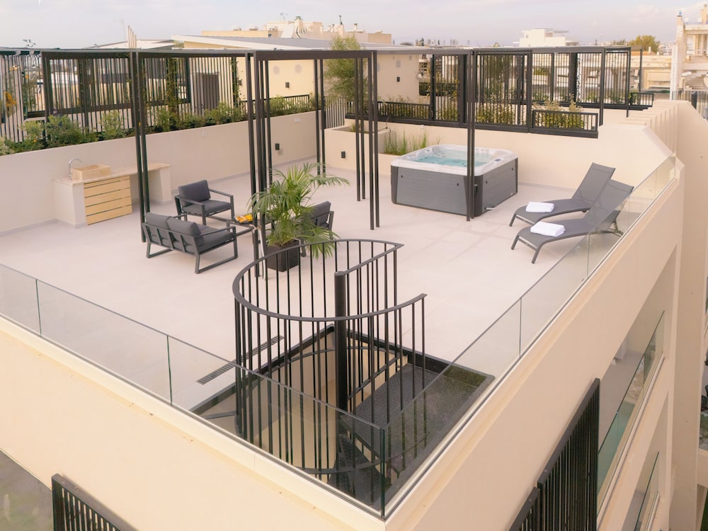 Deluxe Penthouse, 2 Bedrooms, Hot Tub, Mountain View