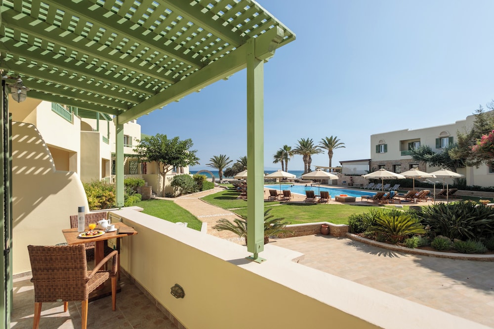 Family Sea View Room - Photo 4