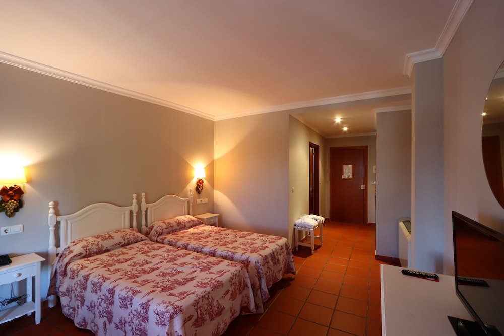 Single Room, 2 Twin Beds photo 3