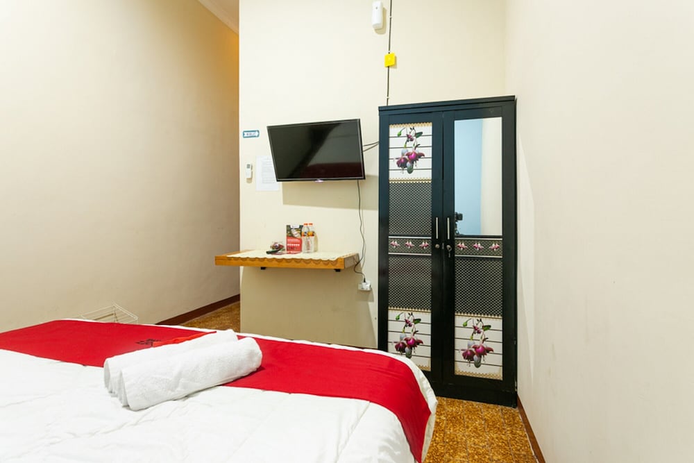 Double Room (RedDoorz) - Photo 7
