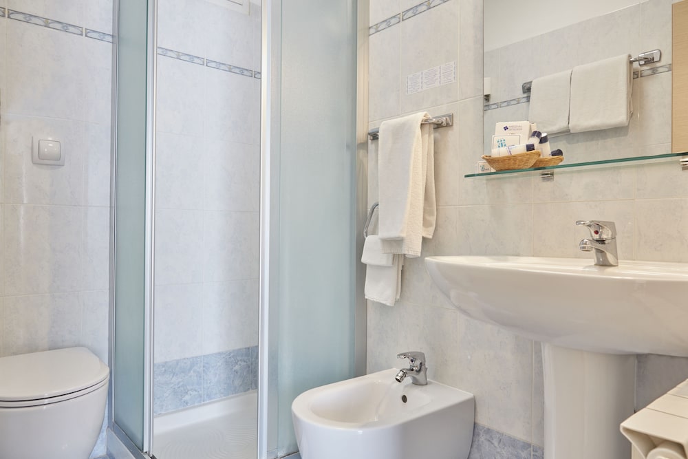 Basic Triple Room photo 2