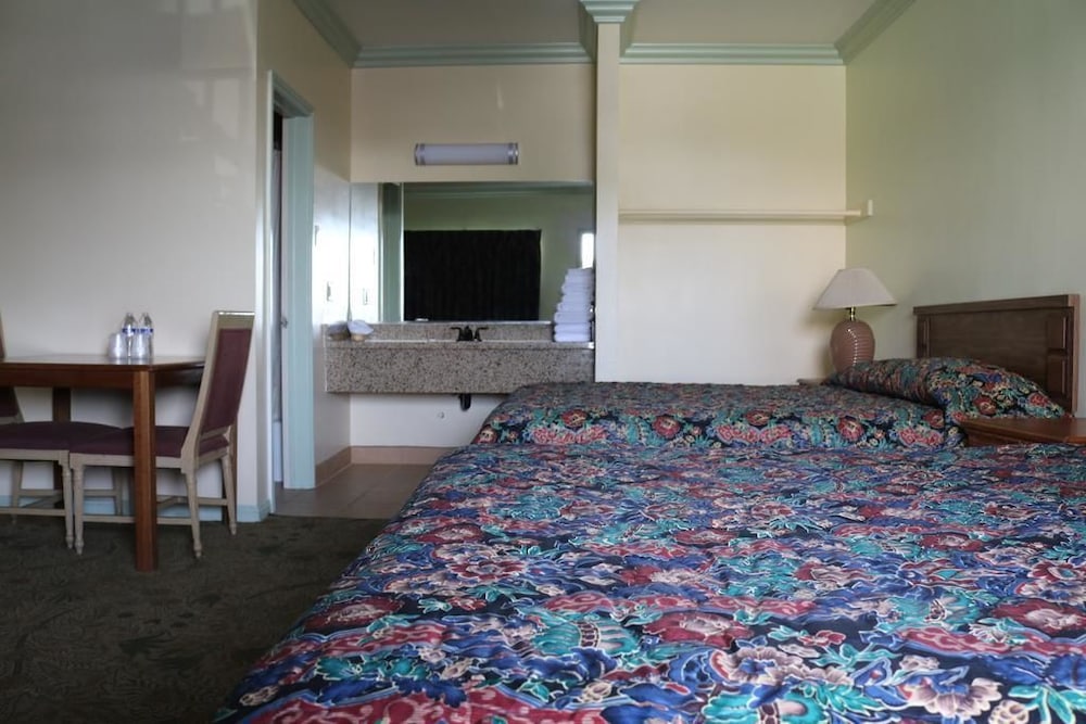 Economy Double Room, 2 Queen Beds, Private Bathroom photo 1