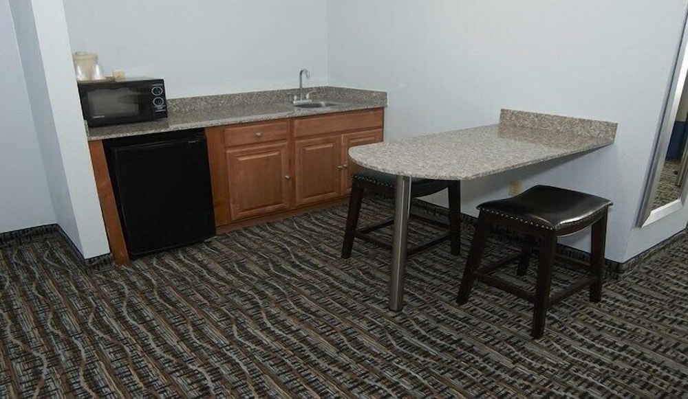 Single Room, 1 King Bed, Accessible - Photo 4