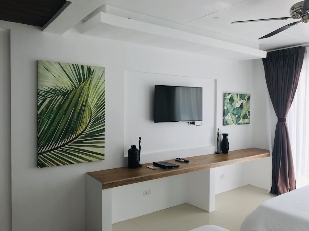 Premier Double Room, 2 Queen Beds, Balcony, Sea View photo 3