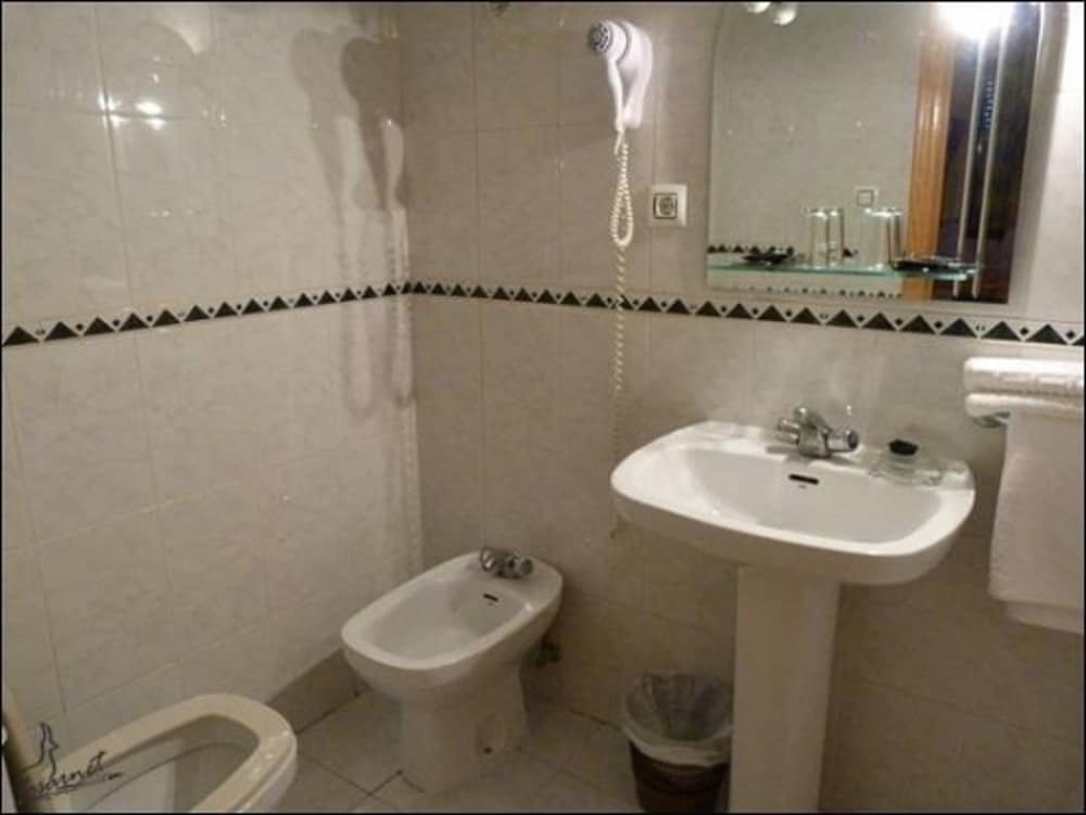 Double or Twin Room - Photo 6