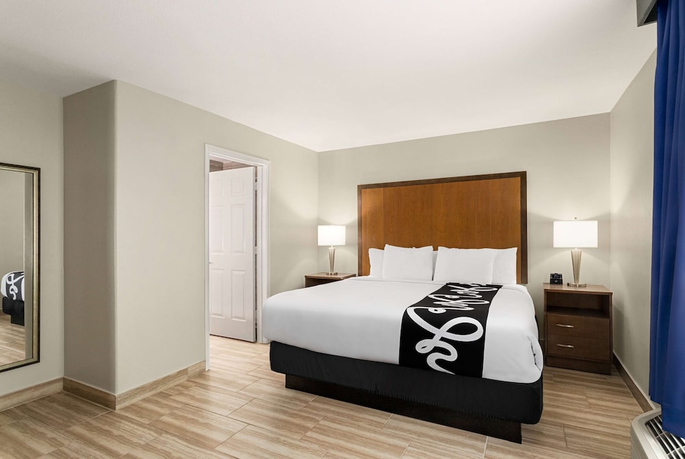 Family Suite, 1 King Bed, Non Smoking - Photo 3