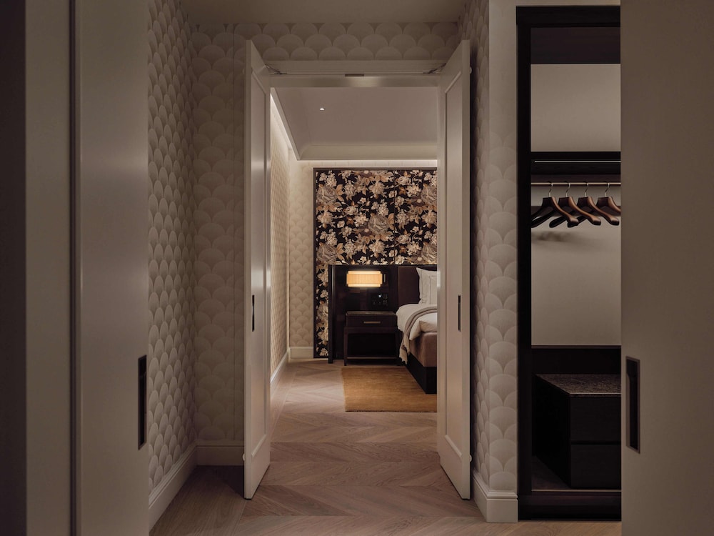 Signature Suite - The Poet