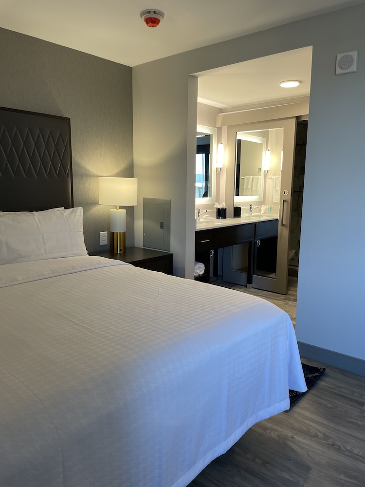 Studio, 1 King Bed, Accessible, Balcony (Mobility & Hearing, Bathtub) - Photo 1