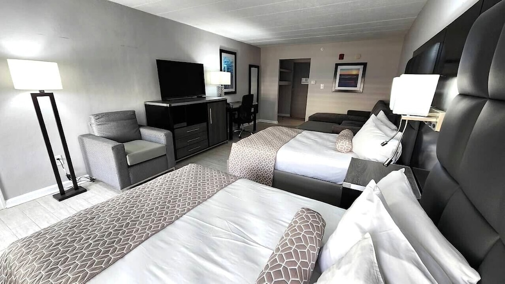 Signature Studio Suite, Pool View photo 1
