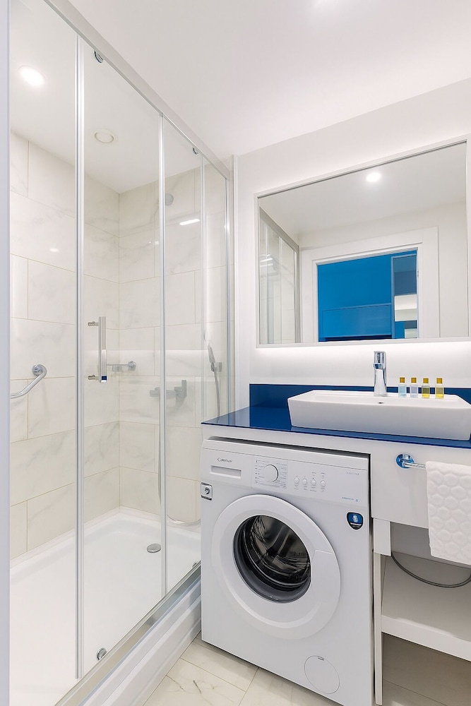 Deluxe Suite, Sea View - Photo 6