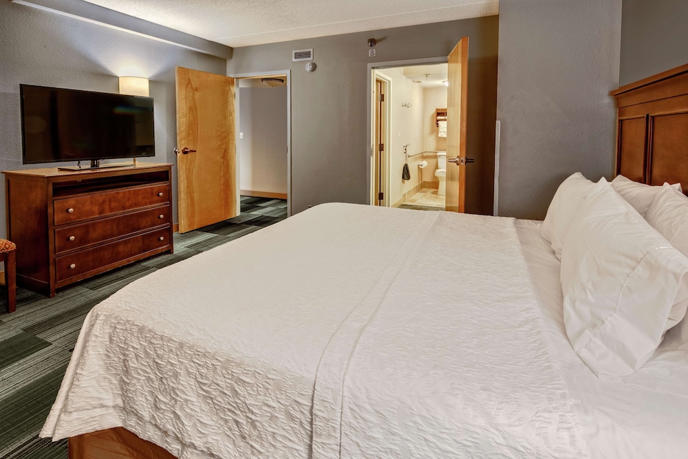 Suite, 1 King Bed, Accessible, Non Smoking photo 2