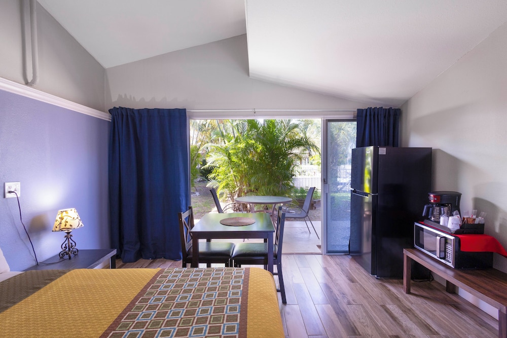 Classic Room with King Bed photo 2