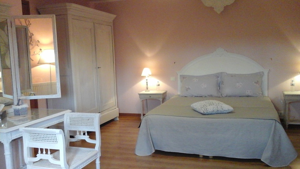 Family Room, Non Smoking, Private Bathroom (Romantique) photo 1