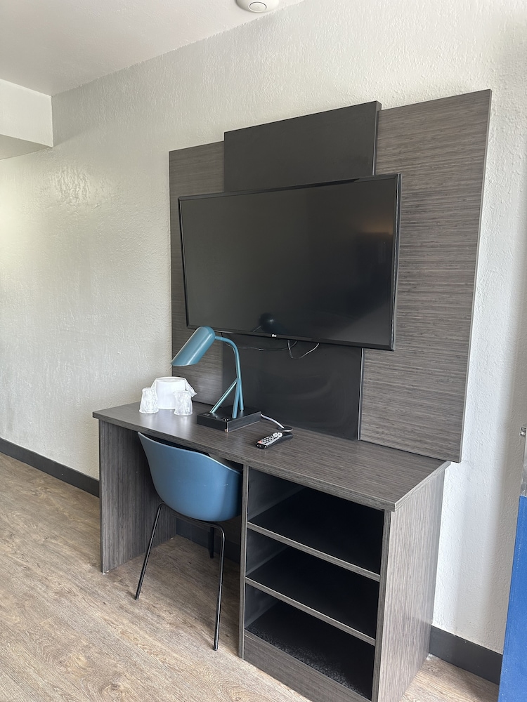 Premium Room, 1 Double Bed, Non Smoking, Refrigerator & Microwave - Photo 6