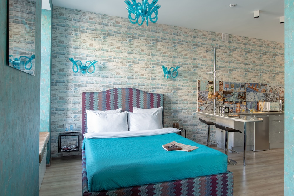 Standard Apartment, 1 King Bed (Street Art) photo 3