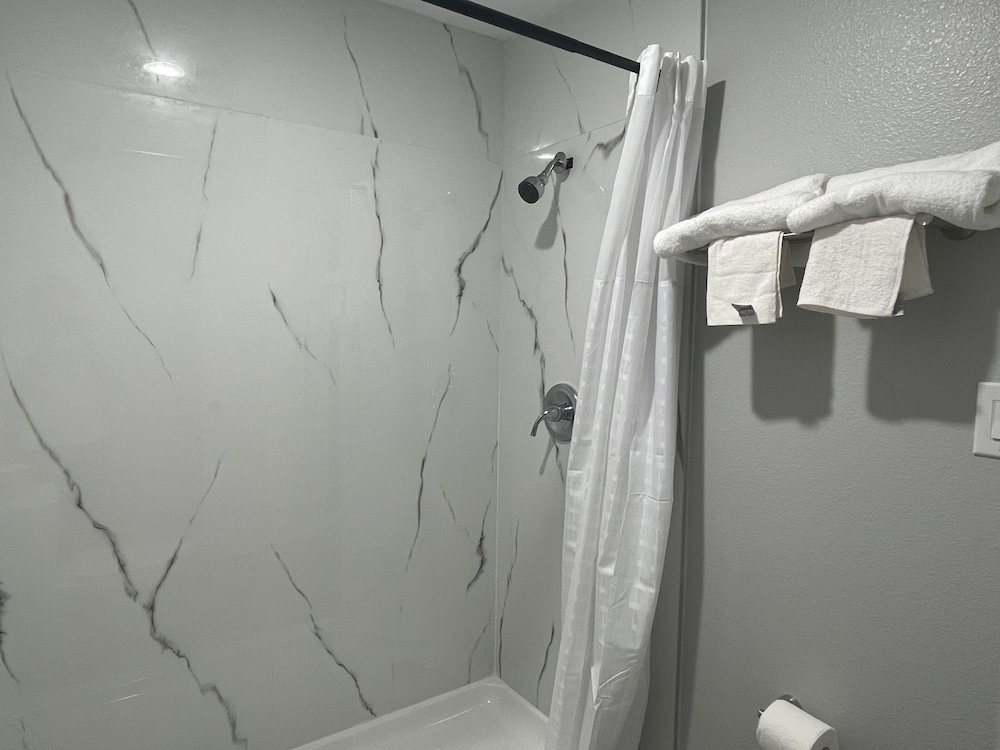 Standard Room, 2 Queen Beds - Photo 9
