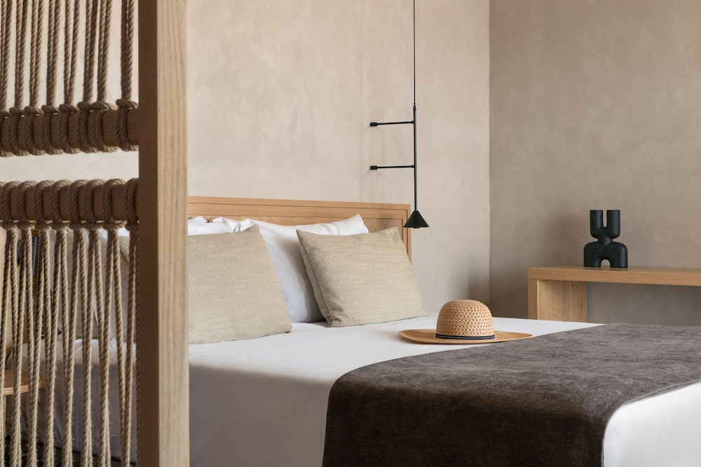 Helea Suite with Swim Up Pool