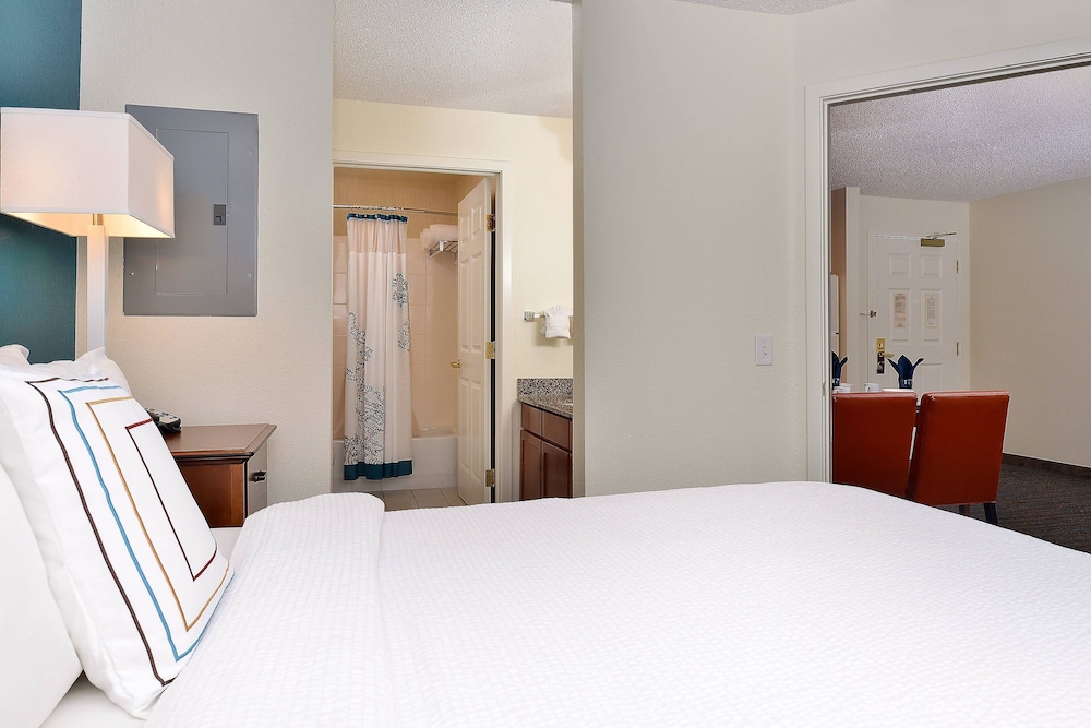 Suite, 2 Bedrooms - Photo 3