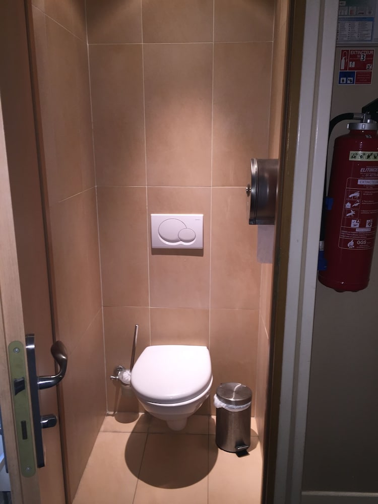 Economy Single Room, 1 Twin Bed, Shared Bathroom photo 2