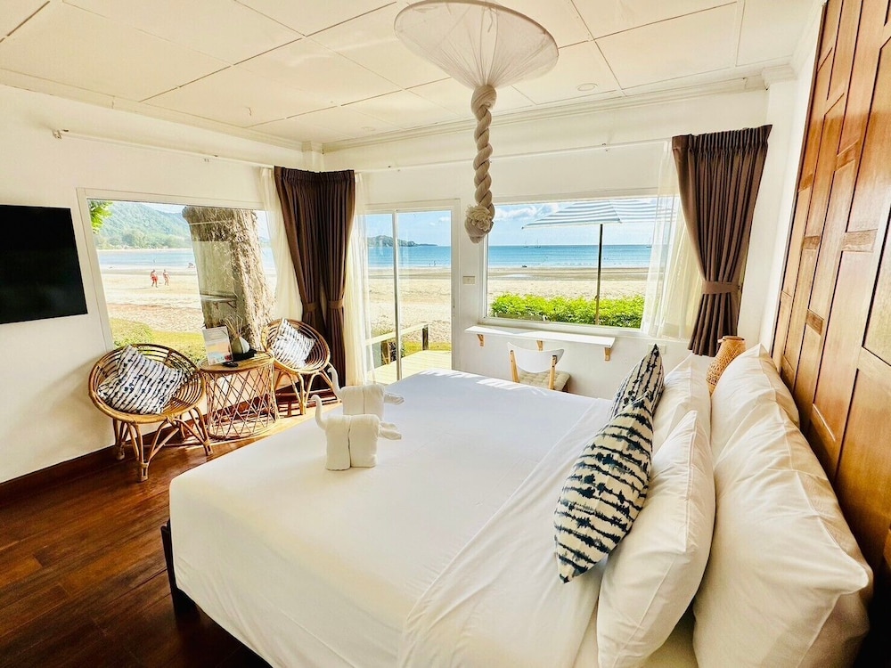 Deluxe Beachfront Bungalow photo 1