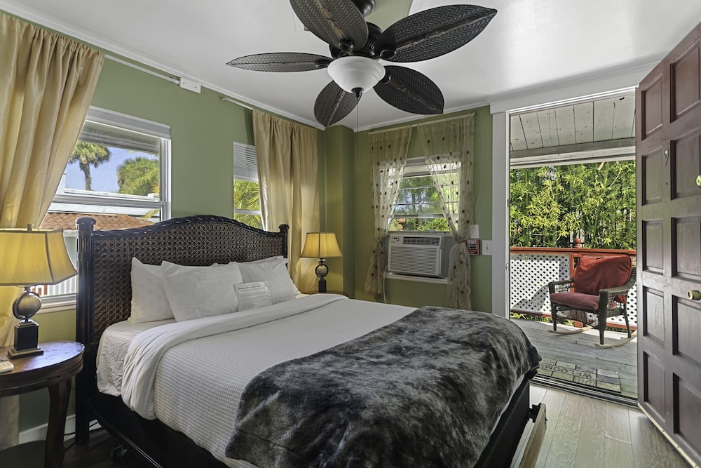 Comfort Room, 1 Queen Bed, Patio, Corner