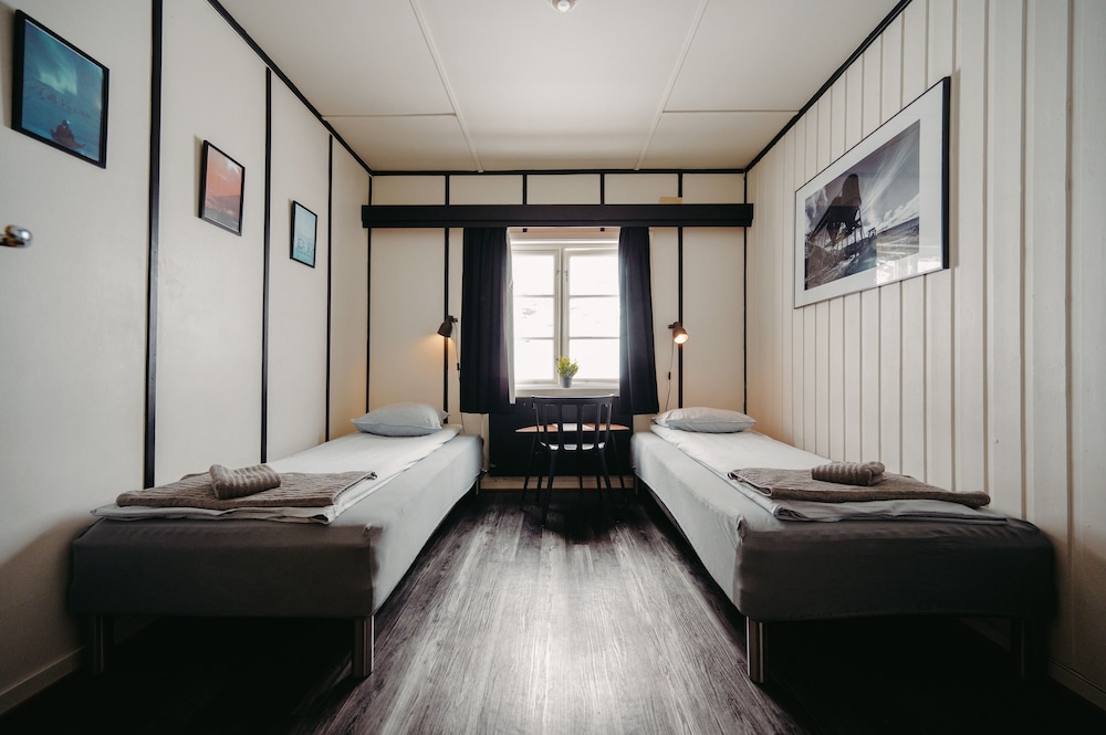 Standard Twin Room with Private Sink photo 3