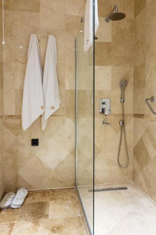 Deluxe King Suite photo 3
