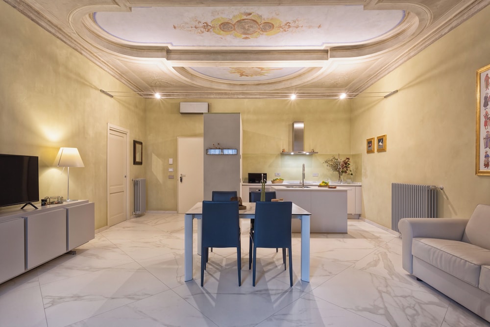 Deluxe Apartment (Occhiali)