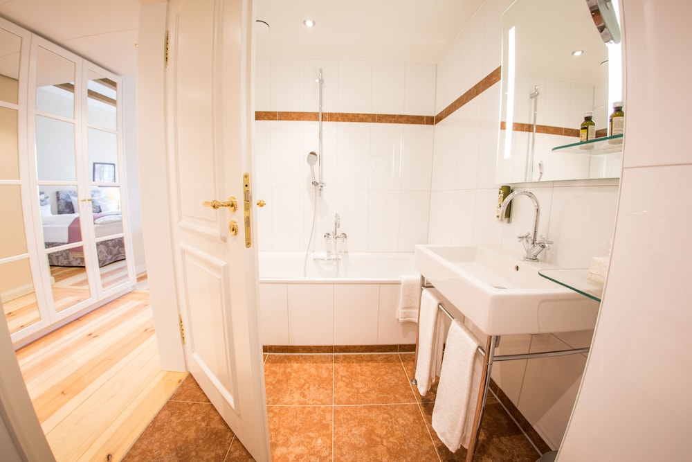 Deluxe Double Room, Bathtub photo 3
