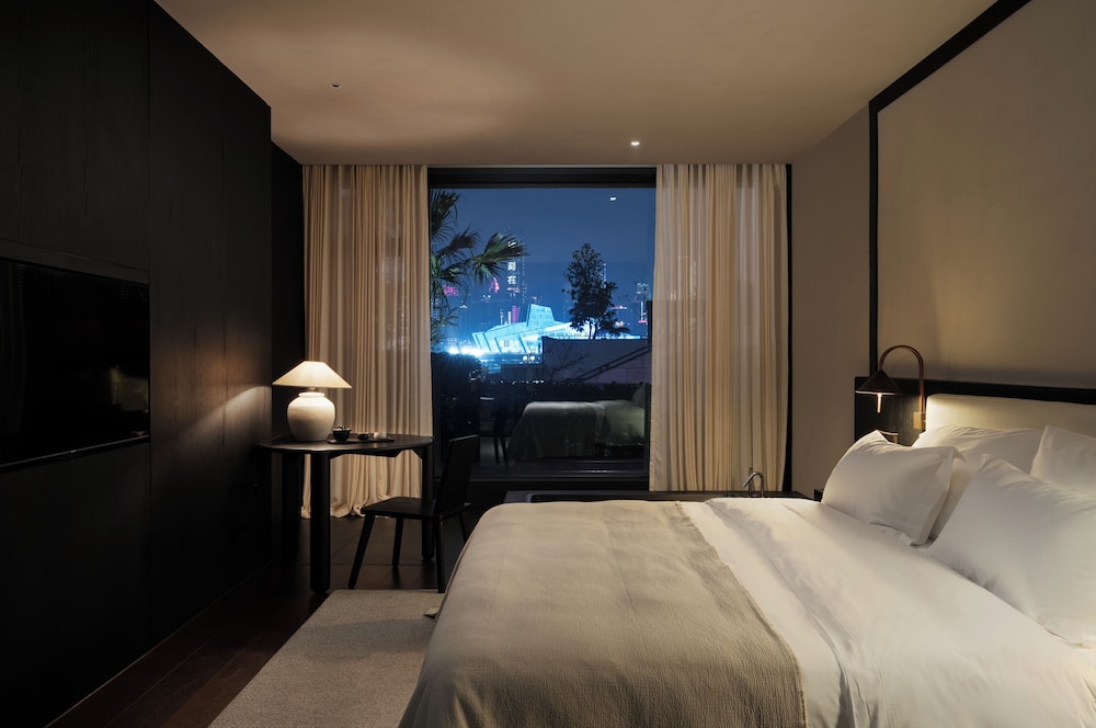 Comfort Room, Patio, City View
