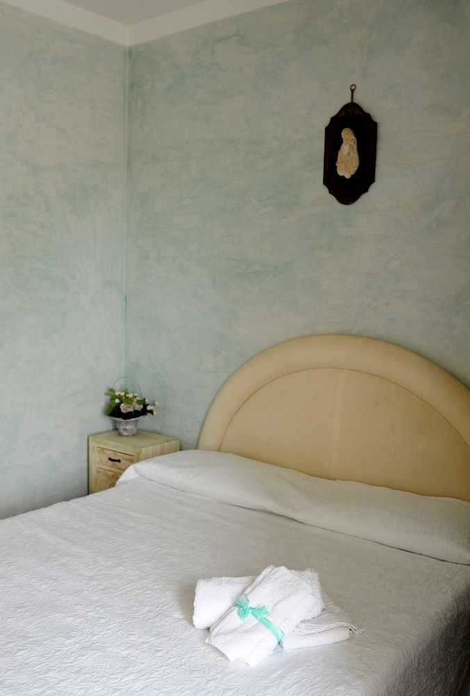 Double Room, Shared Bathroom (B) photo 3