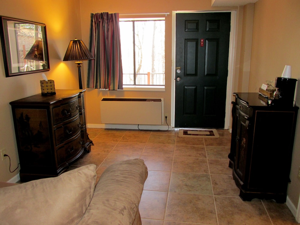 Honeymoon Suite, 1 King Bed, Jetted Tub, Mountain View photo 3