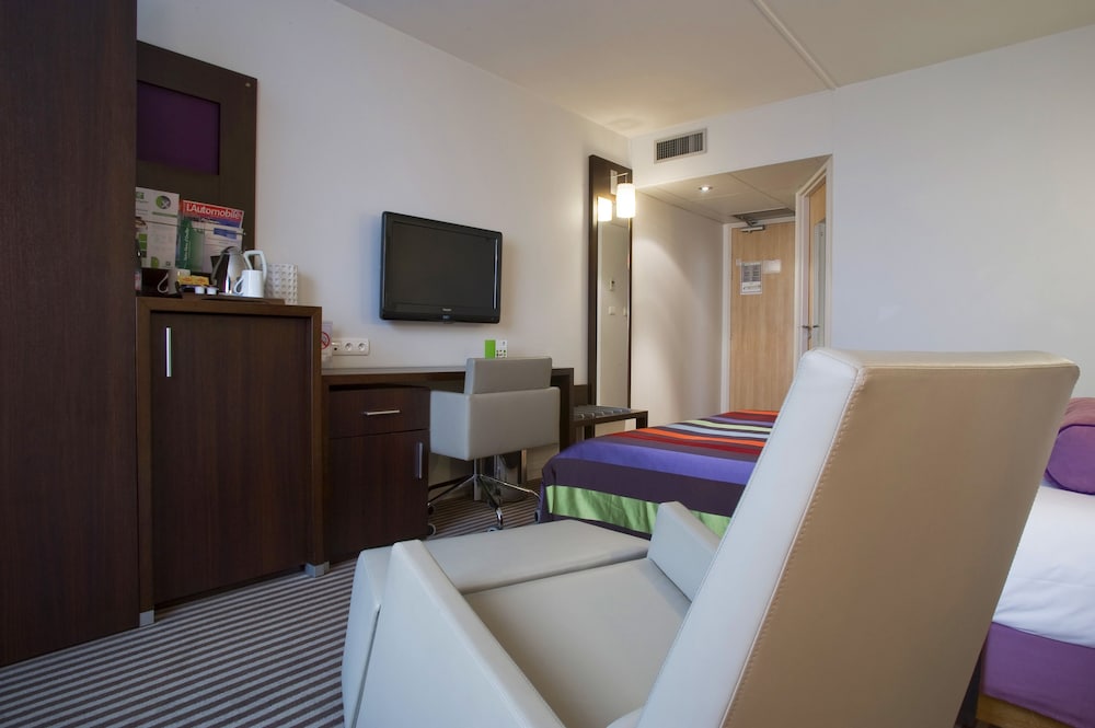 Standard Room, 1 Queen Bed - Photo 1